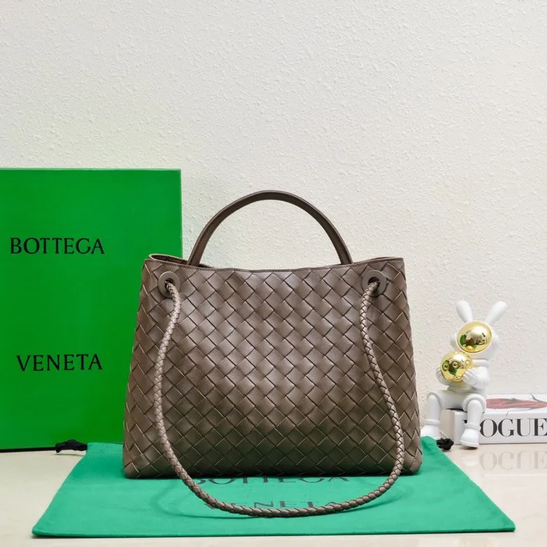 The 2023 new Andiamo batch of 2260 BV has been shipped‼ ️Really popular🔥The new Andiamo woven handbag launched by Bottega Veneta this season is really popular all over the world! ! Celebrities at home and abroad have worn it, and Oscar-winning actress Michelle Yeoh has taken it out on the street. Song Jia, Trai Yara, Yu Feihong, Sanji Ayaka, Rosie Hunting-Whiteley, Yoshioka Riho, etc. have all picked up this bag. It is classic and versatile, showing off its temperament, and the bag capacity is also large, which is very convenient for daily commuting! ! A variety of carrying methods, the shoulder straps can be adjusted by yourself, the original lambskin feels soft and delicate, and the unisex style breaks gender boundaries and brings a more practical and longer-lasting use experience. Andiamo, which has both elegant and casual styles, perfectly interprets the true appearance of "fashionable old money style". Style number: 8463 Size: 32*24*12